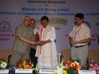 Prof. O.P. Varma presenting memento to the Chief Guest, Shri Kailash Vijayavargiya, Honâ€™ble Minister, Ssience & Technology, Govt. of M.P.