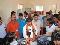 The Chief Guest - Shri Kailash Vijayvargiya interacting with the media.